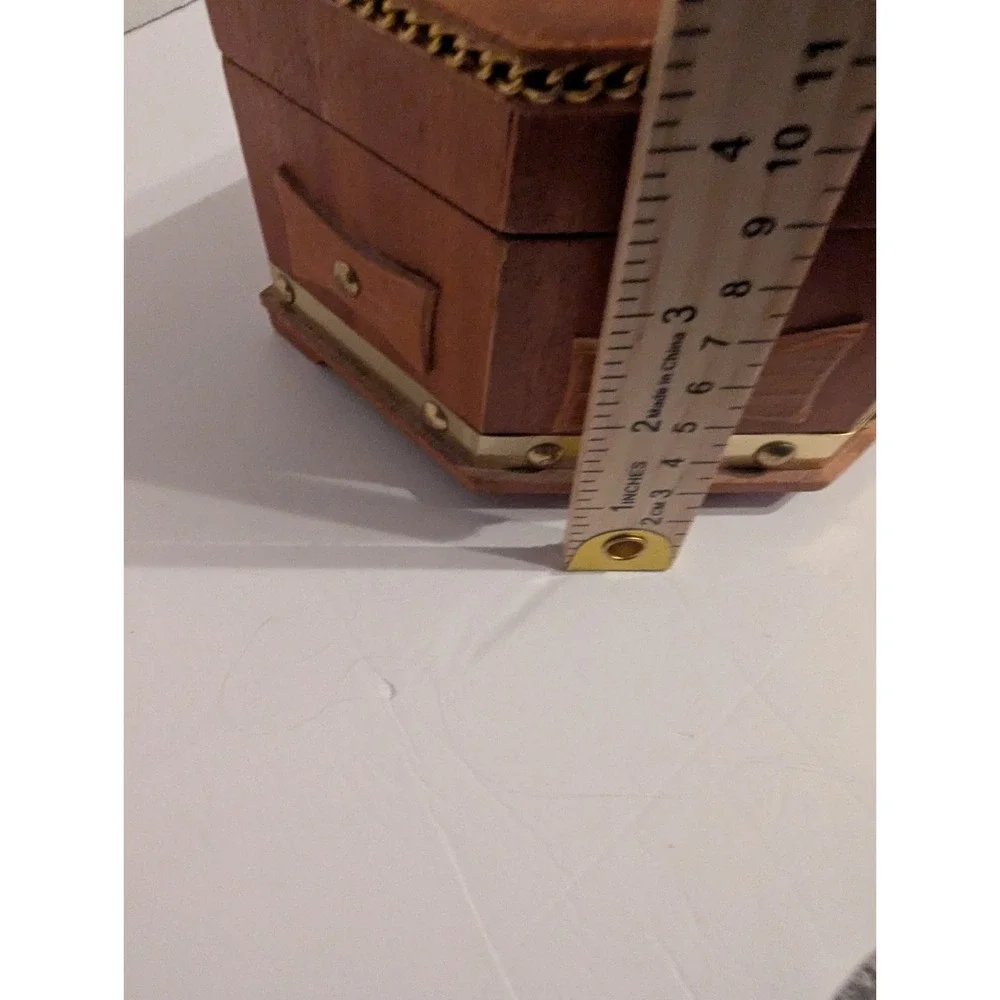 Beautiful Wooden Jewelry Box With A‎ Coat Of Arms On Top - Picture 7 of 7